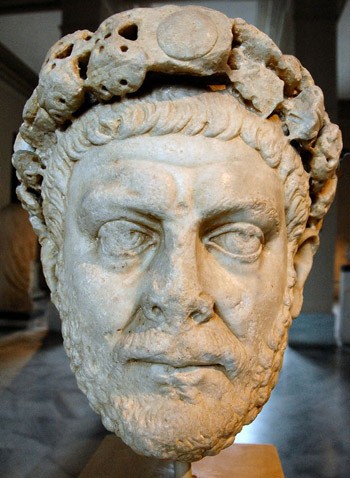  Hoàng đế La Mã xuất thân từ nô lệ Gaius Valerius Aurelius Diocletianus (244 – 311) thường được gọi là Diocletian là một trong những bậc đế vương có xuất thân nghèo khó nhưng vô cùng tài năng. Ông đã trở thành bậc cửu ngũ chí tôn, cai trị La Mã từ năm 284 - 305.